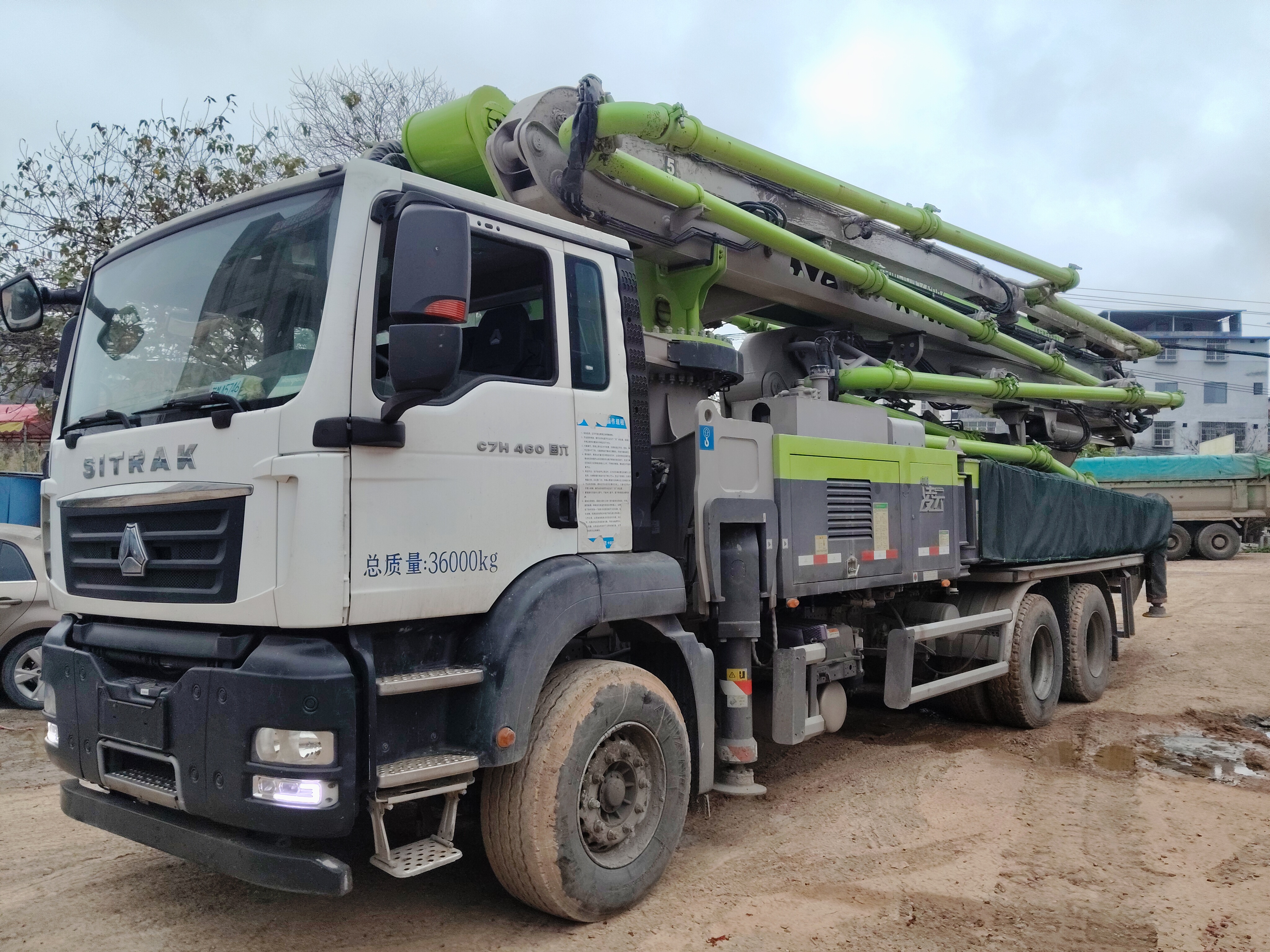 Zoomlion SITRAK 51m concrete pump truck right front