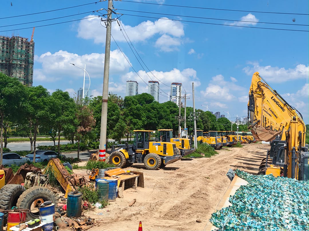 XCMG loader yard side view