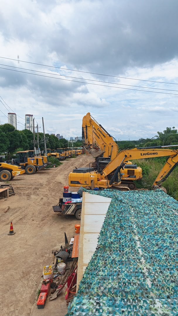 LiuGong 920E excavator side view