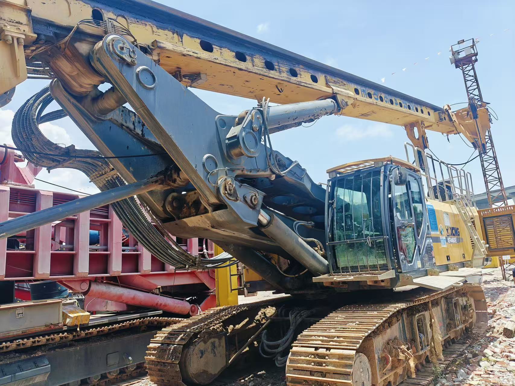 XCMG XR460E rotary drilling rig side